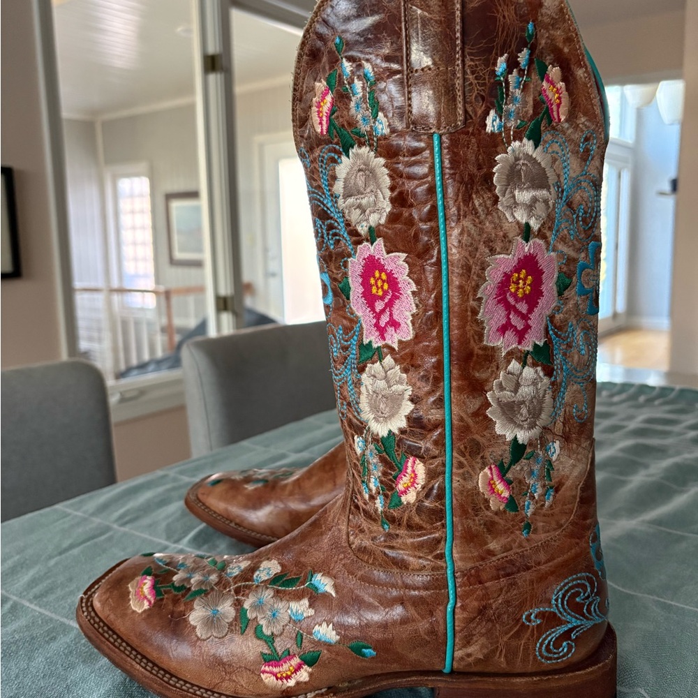 Macie Bean “Rose Garden” women’s boots 10